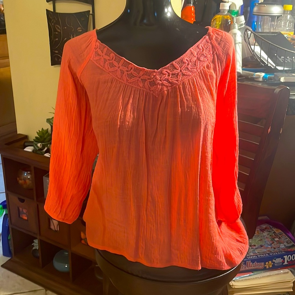 Stylish Hi-Lo Top, 3/4 elastic sleeves.